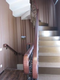Лестница кованная с деревянными перилами