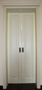 #849  Дверь из массива крашенная. Раздвижная. Коробка дверного проема также выполненая из массива.