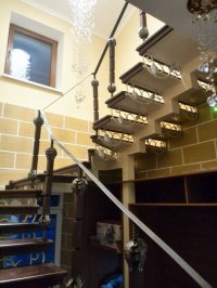 Лестница с деревянными ступенями.