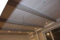 Деревянный потолок кухни. Сосновые балки и сосновая крашенная доска.