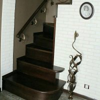 Лестница с элементами ручной ковки.