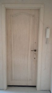 #834  Дверь входная бронированная с отделкой из массива ясеня.