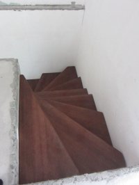 Лестница деревянная дубовая на металлической основе