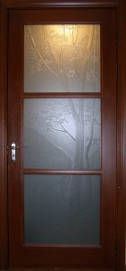 #844  Дверь из массива с художественным оформлением стекла