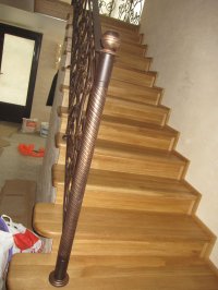 Лестница деревянная. Кованные перила