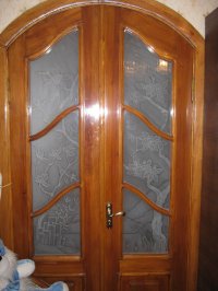 #837  Дверь из массива с художественным оформлением стекла