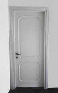 #811 Дверь межкомнатная из массива с вставками. Оформление стены деревянными панелями.