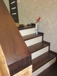 Лестница с деревянными ступенями. оформление деревянными накладками перил.