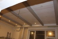 Деревянный потолок кухни. Сосновые балки и сосновая крашенная доска.