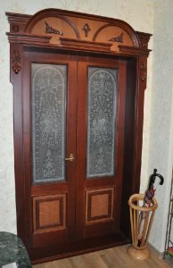 #840  Дверь из массива с художественным оформлением стекла