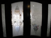 #838  Дверь из массива с художественным оформлением стекла