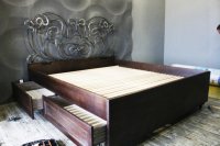 Кровать из натурального дерева с выдвижными ящиками. Элементы ручной ковки